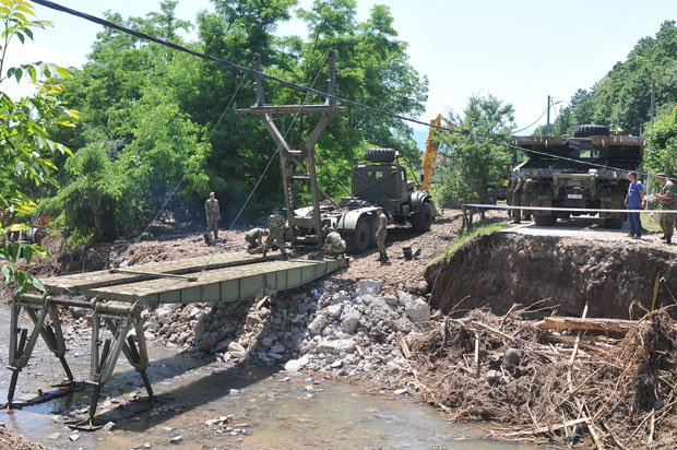 ПОСЛЕ НЕЗАПАМЋЕНЕ БУЈИЦЕ: Хуманитарна помоћ за мештане Трговишта; У Сирчи код Краљева постављен лансирни мост (ФОТО/ВИДЕО)